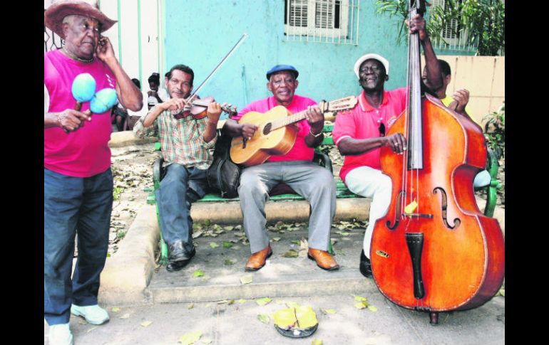 Alegre (añoso) y divertidísimo conjunto que nos alegró la tarde. ESPECIAL / P. Fernández