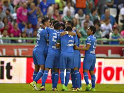 Jugadores del Cruz Azul celebran su triunfo ante León. MEXSPORT / I. Ortiz