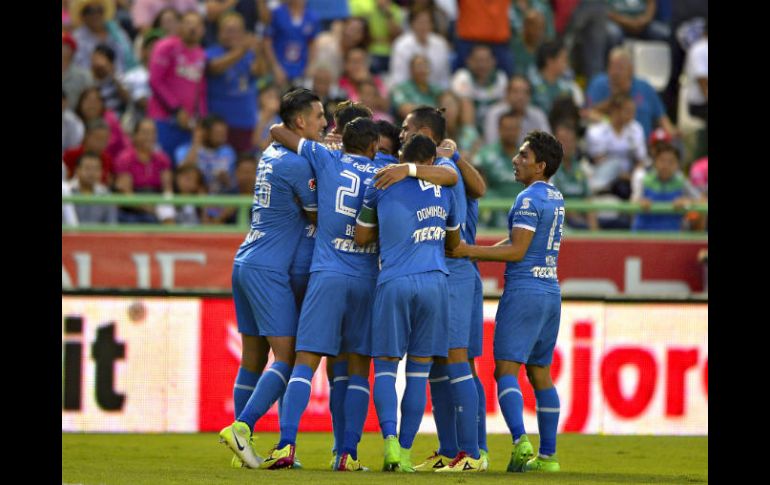 Jugadores del Cruz Azul celebran su triunfo ante León. MEXSPORT / I. Ortiz