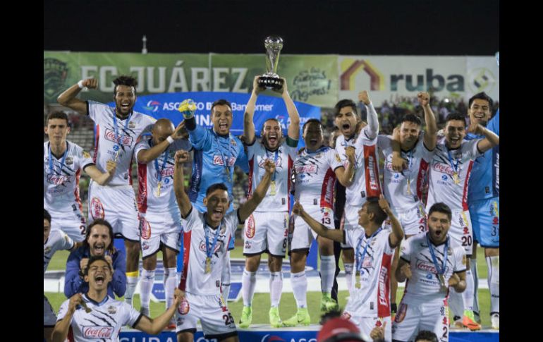 Jugadores de Lobos festejan su triunfo. MEXSPORT / J. Martínez