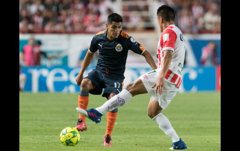 Acción del partido entre Chivas y Necaxa en el Estadio Victoria. MEXSPORT / A. Juárez