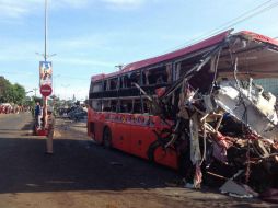 En el choque, el frontal del autobús quedó destrozado, mientras que el camión, que transportaba fertilizantes, volcó en la carretera. AFP / VIETNAM NEWS AGENCY