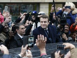 Centenares de personas rodearon a Macron cuando abandonó su domicilio en busca de un apretón de manos o de una 'selfie'. AP / T. Camus