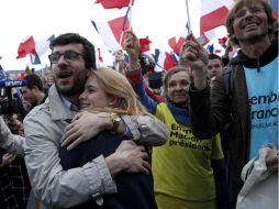 Seguidores de Macron celebran en el Carrousel du Louvre tras conocer los resultados electorales. EFE / Y. Valat