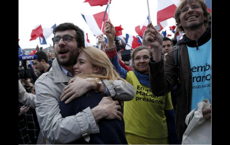 Seguidores de Macron celebran en el Carrousel du Louvre tras conocer los resultados electorales. EFE / Y. Valat