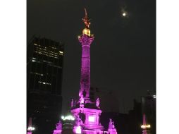 Con música y cantos entonados por niños y jóvenes, el emblemático Ángel de la Independencia se iluminó de morado. NTX /