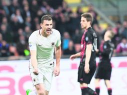 La figura. Edin Dzeko celebra tras conseguir una de sus dos anotaciones. AFP /