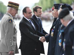 François Hollande (c-i) y Emmanuel Macron (c-d), durante una ceremonia por el Día de la Victoria. EFE / S. De Sakutin