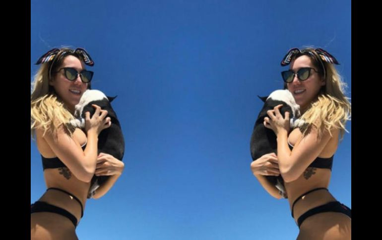 En la imagen, Frida Sofía aparece posando de perfil, sosteniendo a un perro en sus brazos. INSTAGRAM / frida.s.guzman