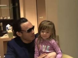 El boxeador estaba a mitad de una entrevista y la niña llega a interrumpirlo. YOUTUBE / ESNEWS