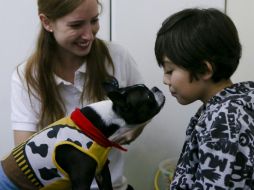 Los menores desarrollan un fuerte vínculo con los perros porque suelen ser pacientes y resisten los comportamientos disruptivos. AP / E. Felix