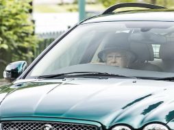 La Reina Isabel II fue fotografiada en su Jaguar verde ESPECIAL /