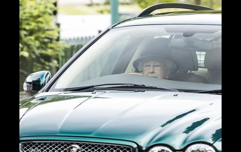 La Reina Isabel II fue fotografiada en su Jaguar verde ESPECIAL /