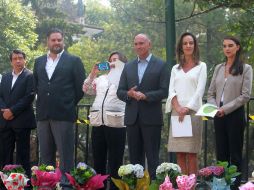 El secretario de agricultura, José calzada Rovirosa (cuarto de derecha a izquierda), en la Expo Flores y Ornamentales: Feria para Mamá. NTX / J. Espinosa