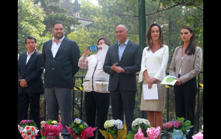 El secretario de agricultura, José calzada Rovirosa (cuarto de derecha a izquierda), en la Expo Flores y Ornamentales: Feria para Mamá. NTX / J. Espinosa