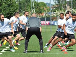 El argentino Gonzalo Higuaín (izquierda) y el brasileño Alex Sandro (derecha) encabezan el entrenamiento en el Juventus Center. EFE / A. Di Marco