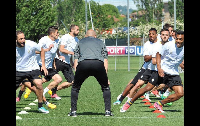 El argentino Gonzalo Higuaín (izquierda) y el brasileño Alex Sandro (derecha) encabezan el entrenamiento en el Juventus Center. EFE / A. Di Marco