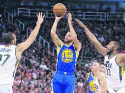 Stephen Curry (#30) encabezó la ofensiva de los Warriors al conseguir 30 puntos ayer por la noche. AP /