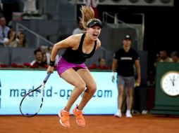 Emocionada. La tenista canadiense saltó sobre la cancha de arcilla después de haber derrotado a Sharapova en Madrid. EFE / J. Martín