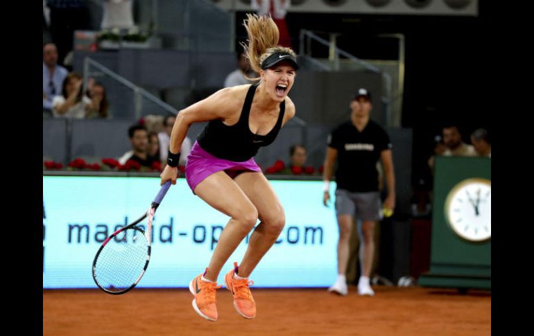 Emocionada. La tenista canadiense saltó sobre la cancha de arcilla después de haber derrotado a Sharapova en Madrid. EFE / J. Martín