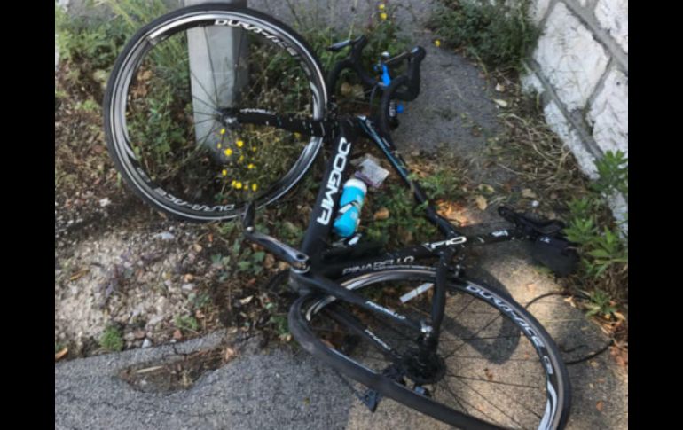 El corredor del equipo Sky colgó su mensaje en Twitter junto a una foto de su bicicleta tras el incidente. TWITTER / @chrisfroome