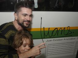 Juanes se subió al metro acompañado por su esposa, sus tres hijos y el alcalde de la ciudad. EFE / L. Noriega