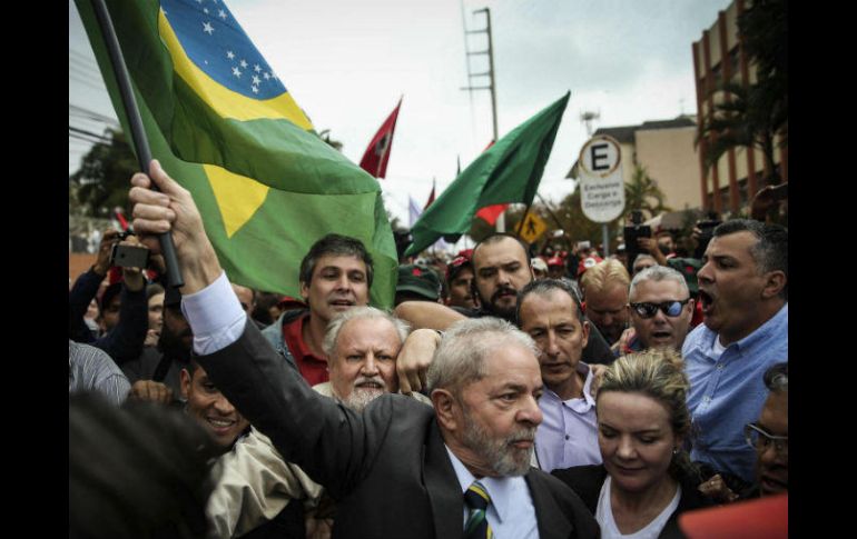 El expresidente brasileño llegó acompañado de simpatizantes al Tribunal de Justicia Federal para rendir su declaración. EFE / F. Bizerra