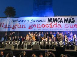 Miles de manifestantes se mezclaron con cantantes, políticos de todas las tendencias, futbolistas, legisladores y demás. EFE / S. Martos