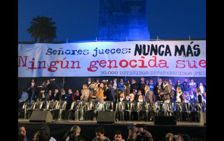 Miles de manifestantes se mezclaron con cantantes, políticos de todas las tendencias, futbolistas, legisladores y demás. EFE / S. Martos