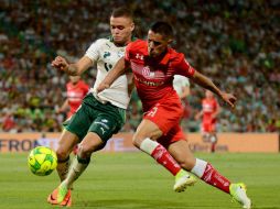 Jonathan Rodríguez y Jesús Méndez disputan el balón. AFP / O. Wong