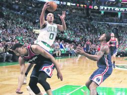 Indefendible. Avery Bradley (#0) lideró el ataque de los Celtics, convirtiéndose en el mejor anotador de la noche por su equipo. AP / C. Kupra