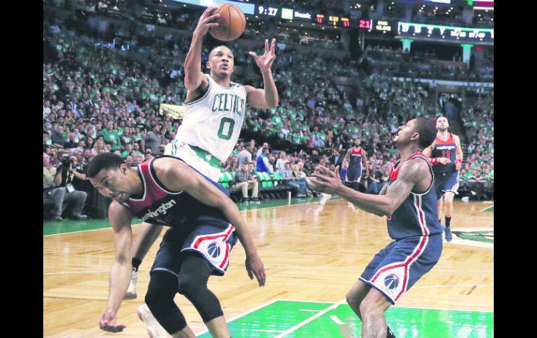 Indefendible. Avery Bradley (#0) lideró el ataque de los Celtics, convirtiéndose en el mejor anotador de la noche por su equipo. AP / C. Kupra