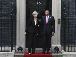 La primera ministra británica, Theresa May (izq), recibe al presidente keniano, Uhuru Muigai Kenyatta (dcha) en el marco de la reunión. EFE / A. Rain