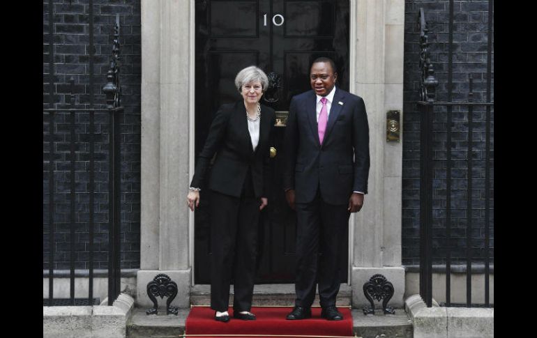 La primera ministra británica, Theresa May (izq), recibe al presidente keniano, Uhuru Muigai Kenyatta (dcha) en el marco de la reunión. EFE / A. Rain