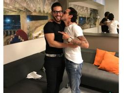 Maluma se mostró sonriente y sacó la lengua al momento del beso. INSTAGRAM / marcanthony