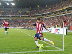 Javier López saca la pelota del rincón de la cancha. Al fondo es visible el vacío en las gradas altas. MEXSPORT / A. Juárez