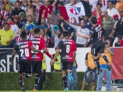 Alustiza se acerca a la tribuna para celebrar el gol que a la postre le daría la victoria a los Zorros. MEXSPORT / C. De Marchena