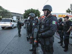 Agentes de seguridad montan guardia alrededor del estadio Jalisco. EL INFORMADOR / F. Atilano