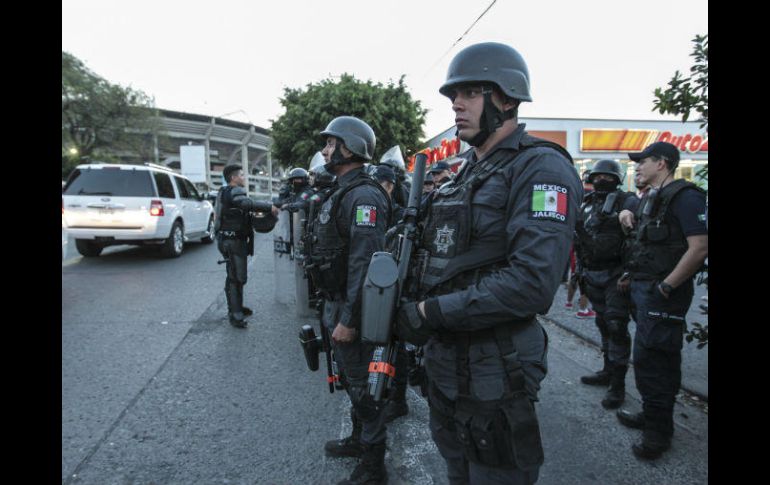 Agentes de seguridad montan guardia alrededor del estadio Jalisco. EL INFORMADOR / F. Atilano