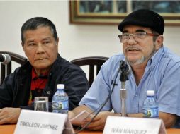 El comandante de las FARC, Rodrigo Londoño (derecha) y el máximo líder del ELN, Nicolás Rodríguez en La Habana. EFE / E. Mastrascusa