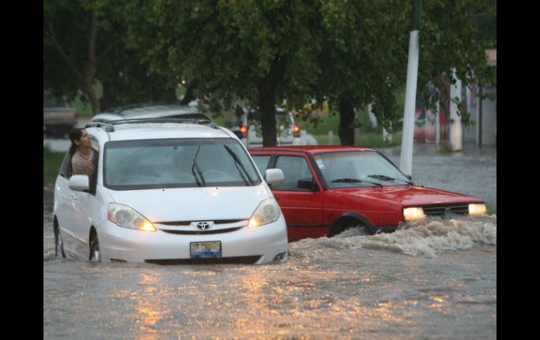 Si la lluvia es intensa y prolongada, hay que tomar otras medidas de precaución ante la posibilidad de encontrar un bache o tope. EL INFORMADOR / ARCHIVO