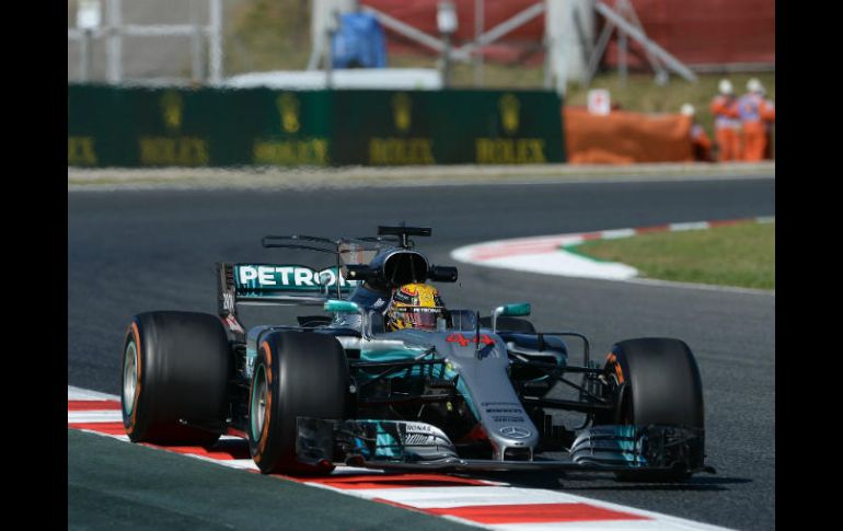 Mercedes dejó sus dos coches como los más rápidos de la jornada, ya que al mejor registro de Hamilton sigue el del finlandés Bottas. AFP / J. Lago