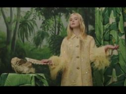 En el video, los directores aprovecharon los múltiples juegos de palabras que su nombre permite en inglés: ‘fanning’. TWITTER / @voguemagazine