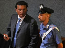 Schettino esperó el anuncio de la sentencia a las afueras de la cárcel de máxima seguridad de Rebibbia de Roma. AFP / T. Fabi