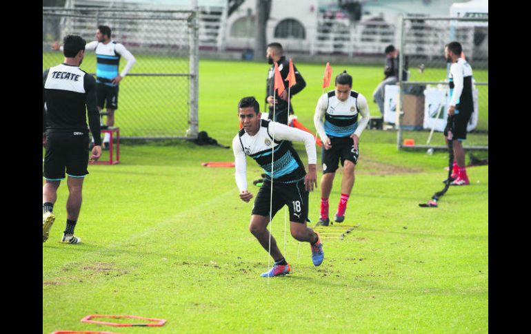 Néstor Calderón (#18) está consciente de que “hay que trabajar más” para remontar el marcador ante Atlas. EL INFORMADOR / ARCHIVO