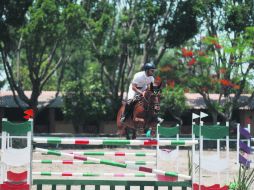 A lomos de 'Quistina', Arturo Navarro conquistó la moña verde de primer lugar en la prueba libre con obstáculos a 1.35 metros. EL INFORMADOR / F. Atilano