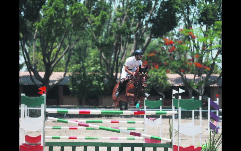 A lomos de 'Quistina', Arturo Navarro conquistó la moña verde de primer lugar en la prueba libre con obstáculos a 1.35 metros. EL INFORMADOR / F. Atilano