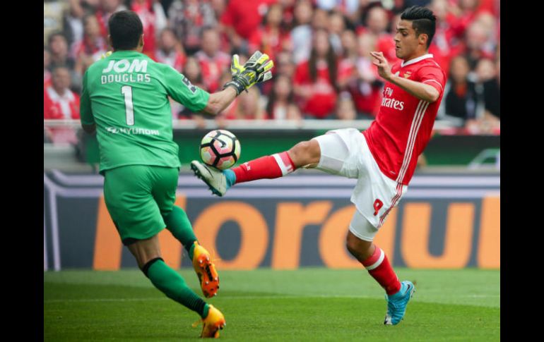 Benfica llega a su título 36 en la Primeira liga, y el jugador Azteca conquistó su segundo campeonato de Liga con las Águilas. EFE / T. Petinga