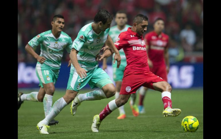 Acción del partido entre Toluca y Santos en el estadio Nemesio Diez. MEXSPORT / O. Aguilar