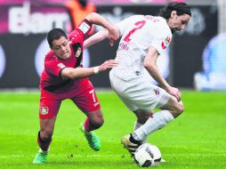 Javier 'Chicharito' Hernández (i), del Leverkusen, quien disputa el esférico con Neven Subotic, del Colonia ayer regresó al 11 inicial. EFE /